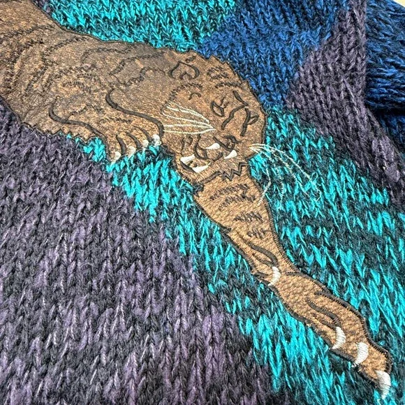 KOMANI Men's Sweater 80s Embroidered Leather Tiger Patch Crew Neck Knit Medium Crewneck